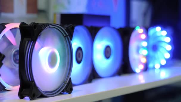 Багато барвистих охолоджувачів, вентилятори охолодження з неоновим світлодіодним освітленням на комп'ютерній виставці — стокове відео