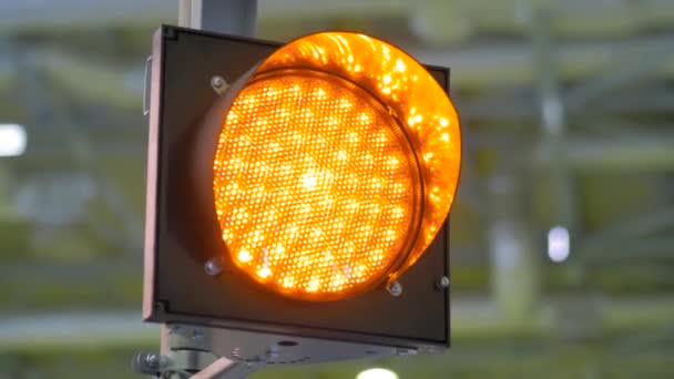 Tutup tampilan: sinyal lampu lalu lintas oranye LED berkedip di pameran transportasi — Stok Video