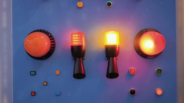 Fechar o sinal da lâmpada de alarme luzes intermitentes para máquinas industriais — Vídeo de Stock