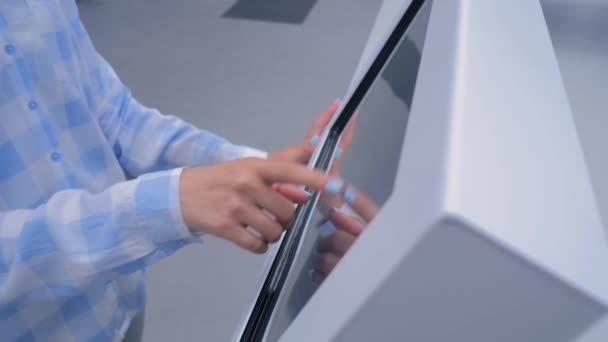 Femeie mână folosind ecran tactil afișaj de chioșc interactiv la expoziție — Videoclip de stoc