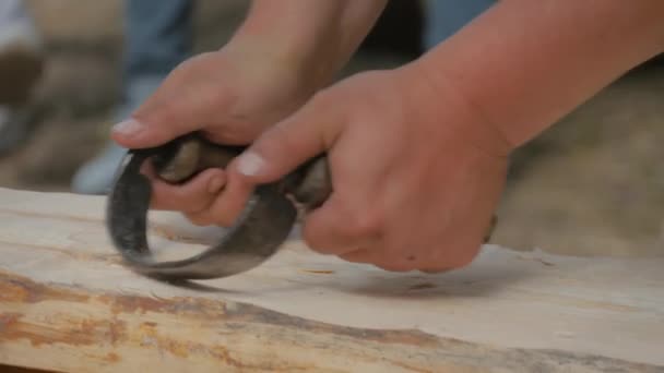 Lassú mozgás: férfi asztalos segítségével vonókéssel alakítani és sima fa tábla — Stock videók