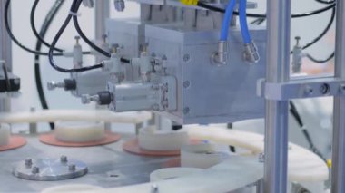 Paket sergisinde çalışırken otomatik vakum kaplama makinesi - demo kipi