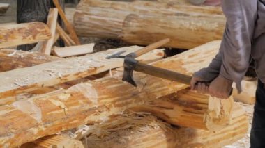 Ortalama festivalde oduncu büyük kütükleri baltayla kesiyor. Yavaş çekim.