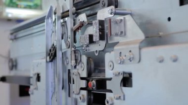 Yavaş çekim: asansör kapısı açma ve kapatma mekanizması