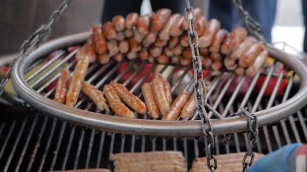 慢动作：厨师在大圆挂烤架上烤鲜肉香肠 — 图库视频影像
