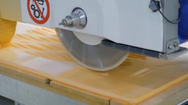 Otomatik cnc köprü testeresi - yönlendirici profil sistemi yapay taşı kesiyor