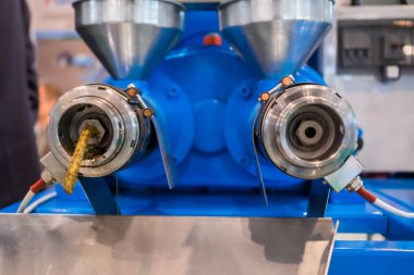 Otomatik hayvan yiyeceği üreticisi - fuardaki üretim hattını besleyin - kapatın