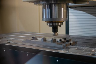 Fabrikadaki metal işçiliğini kesen bir fabrika.