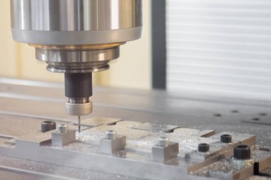 Otomatik dönüşlü değirmen makinesi fabrikada metal işçiliği kesiyor: kapat