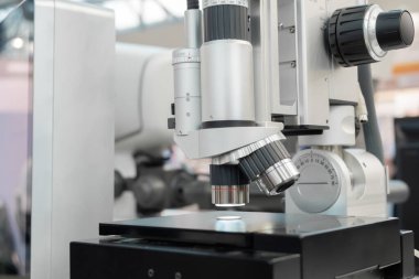 Yakın plan: Laboratuvarda 3D dijital video mikroskobu - kalite kontrol