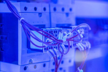 Mavi ışıkla elektrik devresini değiştirmek için bağlantı kurucu