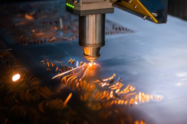 Lazer kesme makinesi koyu kıvılcımlı metal levha ile çalışıyor