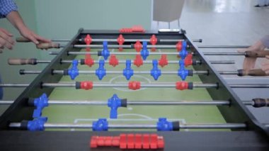 Ağır çekim: masa futbolu oynayan kadın ve erkek - fuarda langırt