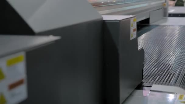 Imprimare în format mare - Imprimantă digitală cu pat plat UV în timpul lucrărilor la tipografie — Videoclip de stoc