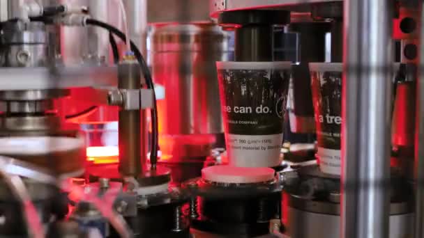 Автоматическое удаление кофе бумага машина для изготовления чашки во время работы на выставке — стоковое видео