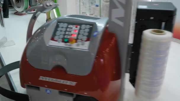 Автоматический роботизированный упаковщик поддонов EMotion во время работы на выставке — стоковое видео
