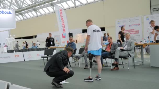 Behinderter Mann mit Beinprothese läuft bei Wettbewerb vor Jury — Stockvideo
