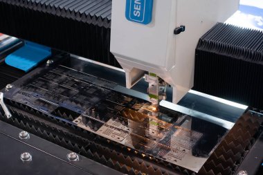 Otomatik cnc lazer kesme makinesi kıvılcımlı metal levha ile çalışıyor