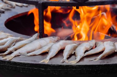 Brezilya 'da sıcak alevle eritilen Avrupa balığı pişirme süreci: sokak yemekleri