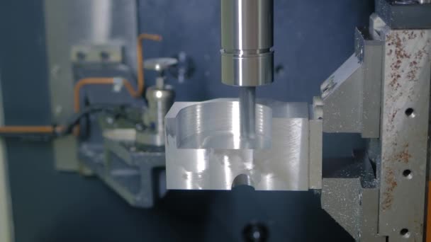 Automatiserad CNC svarvning fräsmaskin skära metall arbetsstycke på fabriken — Stockvideo