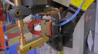 Fütürist robotik klemp kolu ile tam otomatik kaynak makinesi