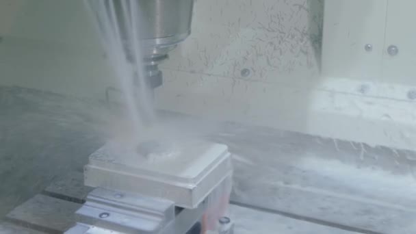 Drehfräsmaschine mit Kühlsystem schneidet Werkstück in der Fabrik — Stockvideo