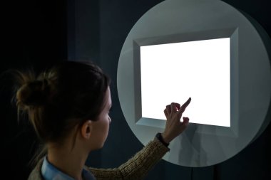 Elektronik büfenin beyaz boş görüntüsüne dokunan kadın - maket resmi