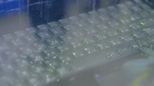 Teclado del ordenador portátil resistente durante la prueba de resistencia al agua - de cerca — Vídeo de stock