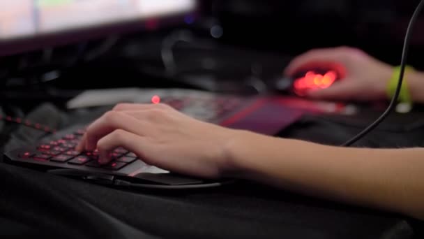 어두운 방에서 컴퓨터 비디오 게임을 하는 십 대 청소년 - 서포트 개념 - 가까이에서 본 모습 — 비디오