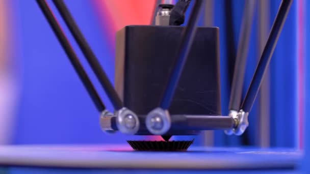Prozess des Drucks von Kunststoffmodellen auf automatischen 3D-Druckern - Nahaufnahme — Stockvideo
