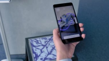 Artırılmış gerçeklik uygulaması olan akıllı telefon kullanan kadın AR konsepti