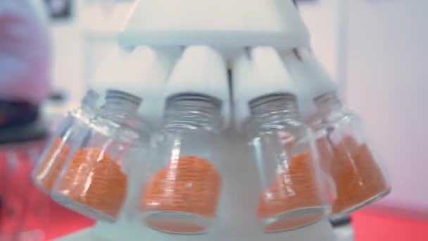 Pembagi sampel rotasi untuk pengukuran analitis bahan padat - close up — Stok Video