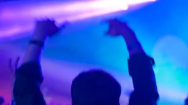 Yavaş çekim: genç çocuk rock konserinde sahnenin önünde parti veriyor - yakın çekim