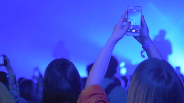 Tinédzserek videofelvétel élő zenei koncert okostelefonnal - vissza nézet — Stock videók