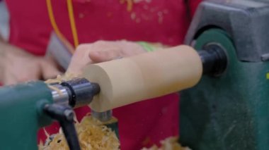 Ağır çekim: Marangoz torna üzerinde odun parçasını şekillendirmek için keski kullanıyor: kapat