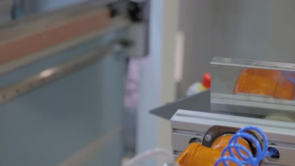 Choisir et placer manipulateur de bras robotisé déplacement pièce cylindrique en métal — Video