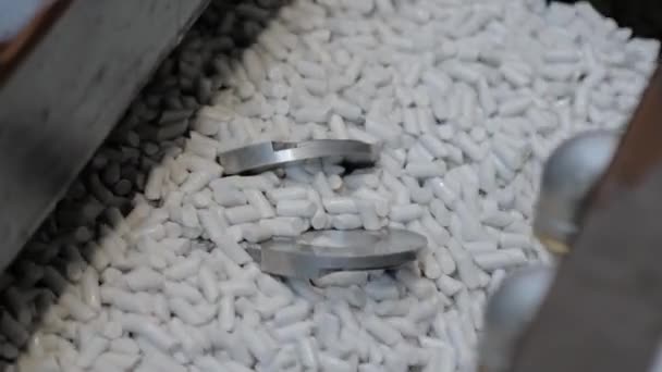 Μηχανή δόνησης Trough που γυαλίζει μεταλλικά κομμάτια από λειαντικές πέτρες — Αρχείο Βίντεο