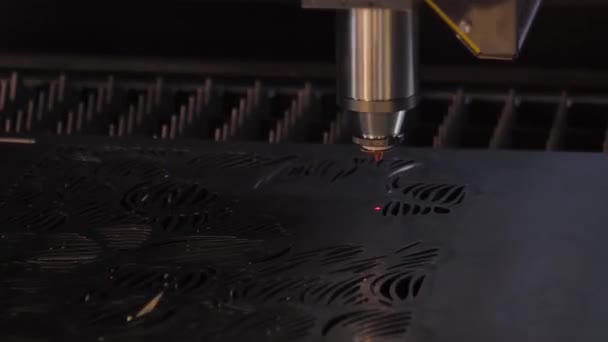 Máquina automática de corte por láser CNC que trabaja con chapa metálica con chispas — Vídeo de stock