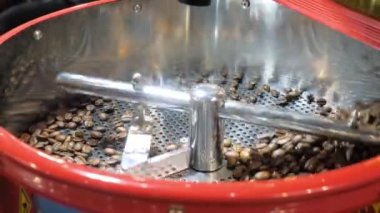 Çalışma sırasında kahve kızartma makinesi - karıştırma ve kızartma işlemi