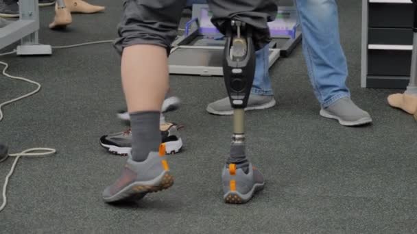 Behinderter Mann mit Beinprothese bei Anpassungswettbewerb: hautnah — Stockvideo