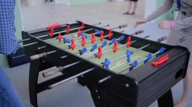 Ağır çekim: masa futbolu oynayan kadın ve erkek - fuarda langırt