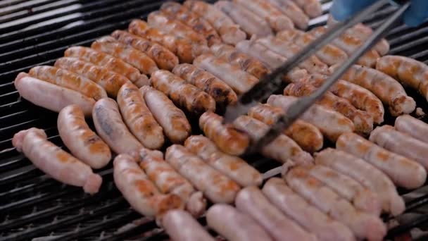 Chef grillen vers vlees worsten op grote ronde opknoping grill - slow motion — Stockvideo