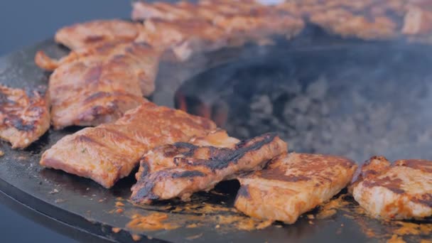 Zpomalený pohyb: proces vaření masových steaků na pánvi s horkým plamenem - zblízka — Stock video