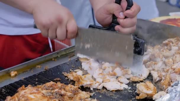 Chef corte de carne de frango na grelha no festival de comida: câmera lenta, close-up — Vídeo de Stock