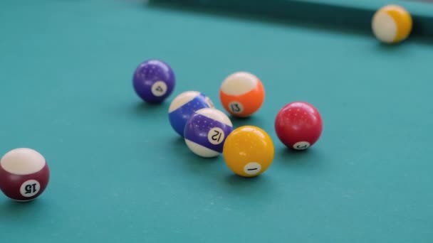 Cámara lenta: golpeando bolas de billar en la mesa de billar verde azulado - de cerca — Vídeo de stock