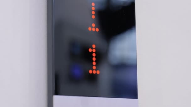 Dijital asansör görüntüsü kat numarasını gösteriyor - yukarı kaldırma: kapat — Stok video