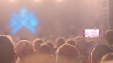 İnsanlar rock konserinde sahnenin önünde kalabalık yapıyor.