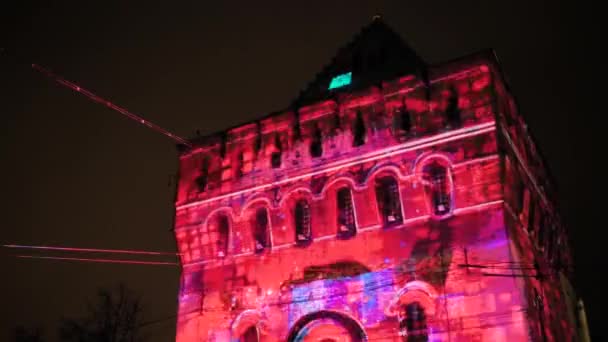 Colorido video mapping espectáculo proyectado en la pared del edificio histórico en la calle — Vídeo de stock