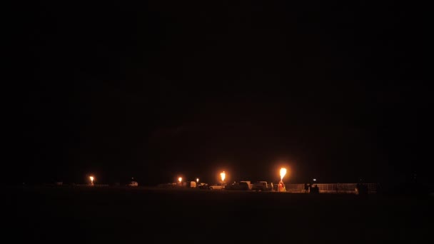 Plamen vycházející z plynových hořáků horkovzdušného balónu v řadě v noci — Stock video