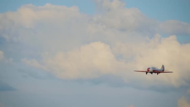 Ελαφρύ αεροσκάφος που πετά στον γαλάζιο ουρανό - αργή κίνηση — Αρχείο Βίντεο
